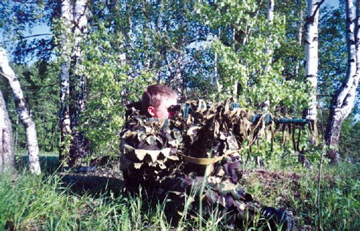 > <p>Примерная схема местности и расположение целей изображены на рис. 1. До начала занятий инструктор дает задание и таблицу сигналов показчику, который устанавливает цели на указанных в схеме местах и остается там в качестве "противника".</p><p> Инструктор с группой, выйдя на место, ставит снайперам задачу, в которой указывает рубеж, занятый противником, его обнаруженные огневые точки (предупреждая о том, что они возможно ложные), сообщает задачу подразделения и — его полосу наступления, место исходного положения снайперов, огневые рубежи подразделения, сигнал для начала наступления.</p><p> На исходном положении инструктор занимает огневую позицию и вслух оценивает местность до первого рубежа.</p><p> После этого инструктор вызывает первую пару снайперов командой "К бою". Снайперы занимают огневую позицию, отрывают ячейки для стрельбы лежа, тщательно маскируют их.</p><p> Когда снайперы оборудуют огневую позицию, инструктор проверяет качество их работы н приказывает устранить замеченные недостатки. После этого инструктор дает сигнал "Вперед".</p> 